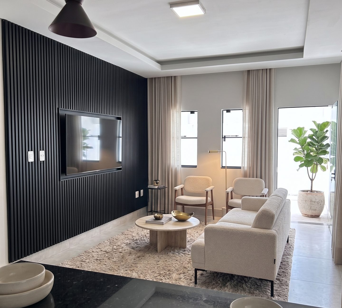 Sala com projeto de interiores aplicado